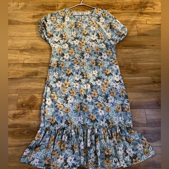 - SHEIN light blue flower pattern maxi dress - Picture 1 of 9